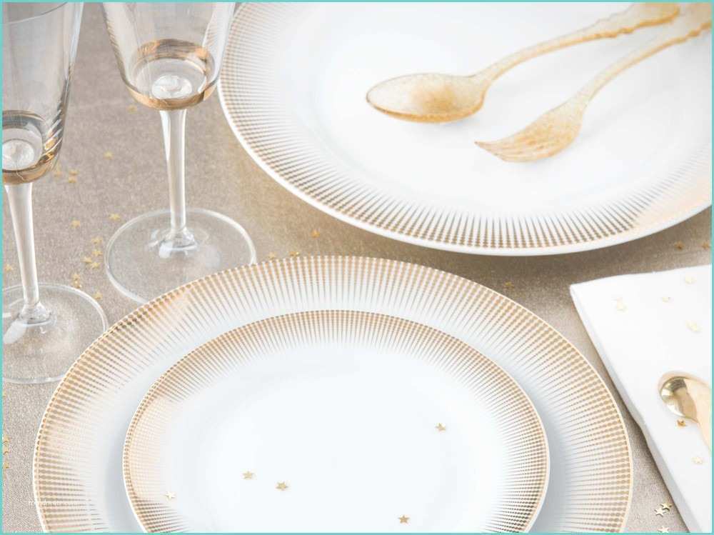 Assiette De Noel Pas Cher Une Table or Et Blanc Pour Des Repas De Fête Scintillants