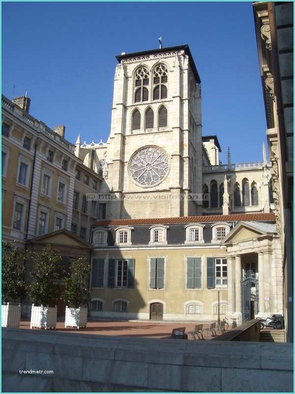 Bibliothque Sainte Foy Les Lyon La Cathédrale Saint Jean Et Au Premier Plan La Cour De