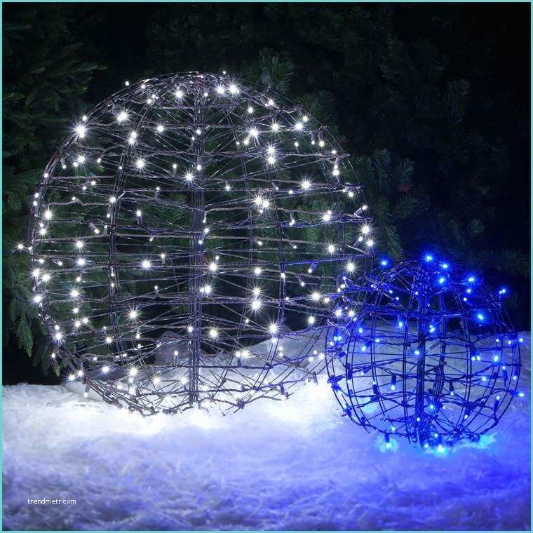 Boule De Noel Design Décors De Noël Un Jeu De Lumières Dans Votre Jardin