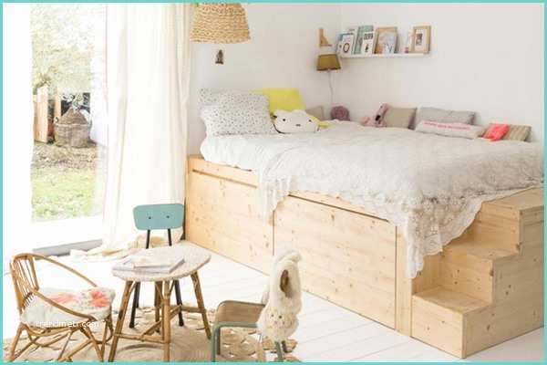 un lit cabane dans une chambre d enfant
