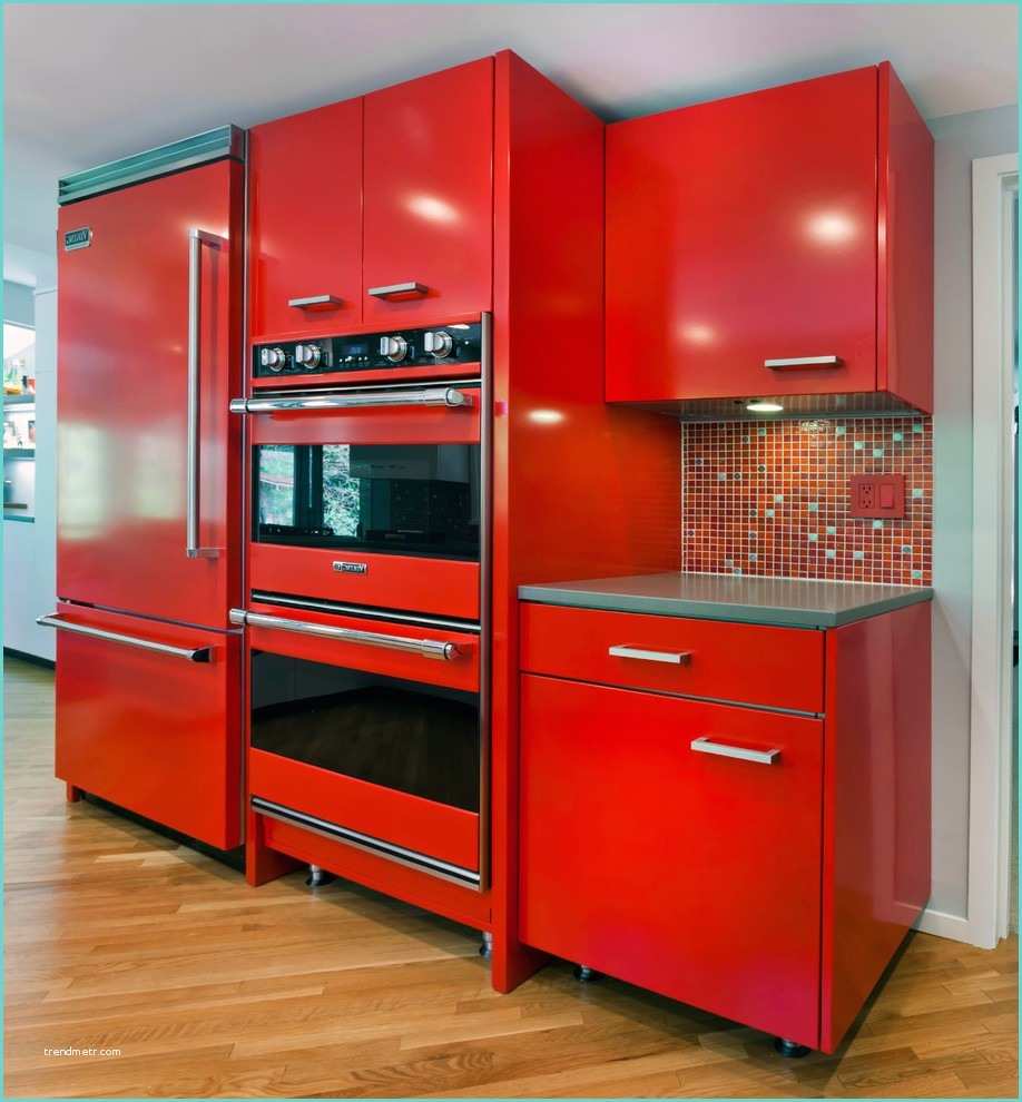 угловая кухня со встроенным холодильником и духовым шкафом