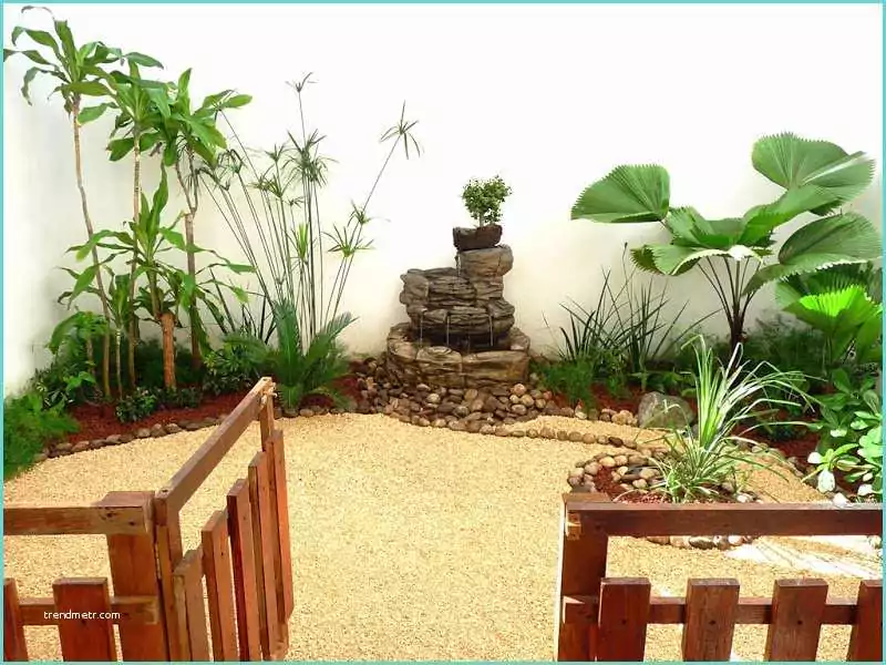 Cercas De Madera Para Jardines Diseño De Un Jardn Muy Pequeño Con Fuente Piedras Y