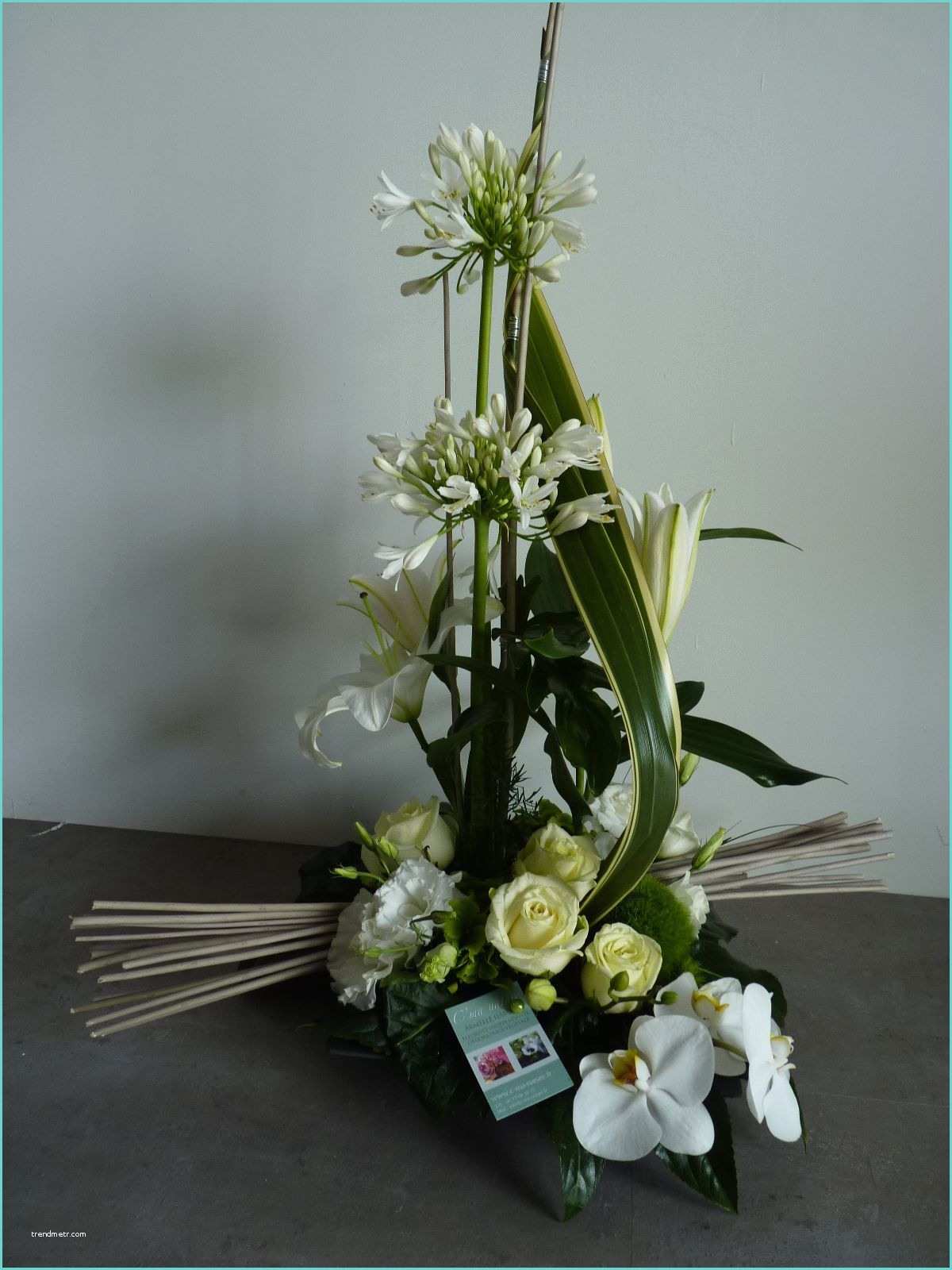 Composition Florale Avec orchidee Position Blanche De Lys D’agapanthes De Roses Et D