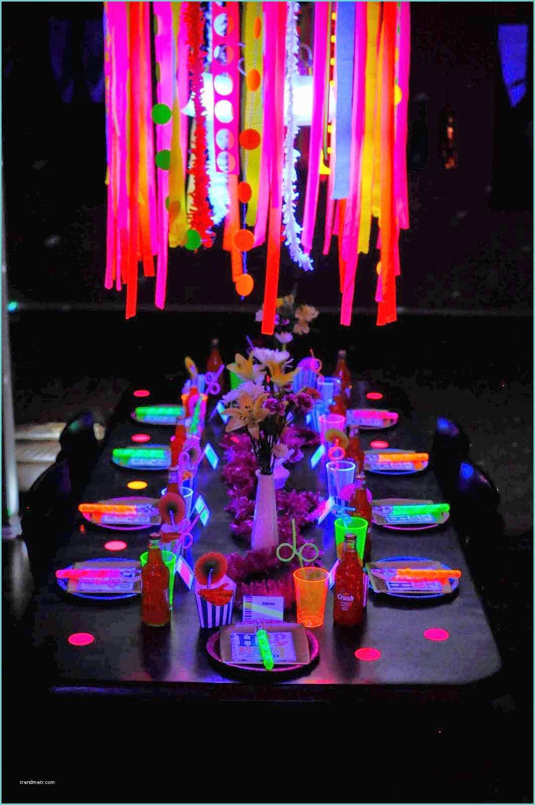 Dcoration De Fete Tables En Fête Une Décoration D Anniversaire Fluorescente