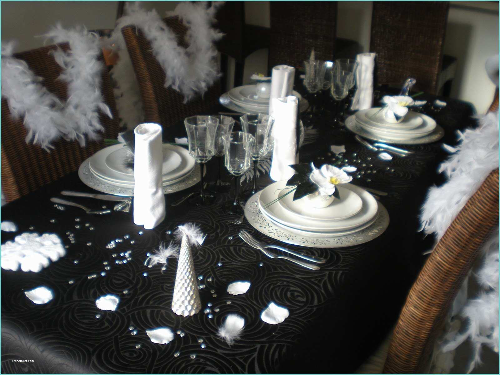Deco De Table Pour Le Nouvel An Mon Nouvel An En Noir Blanc Et Argent