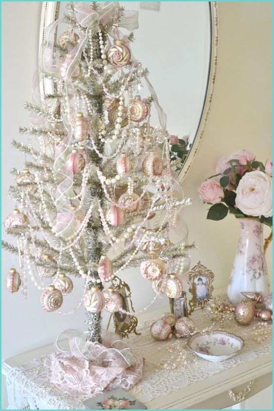 Decoration Table Noel Chic 44 Delicate Shabby Chic Christmas Décor Ideas Digsdigs