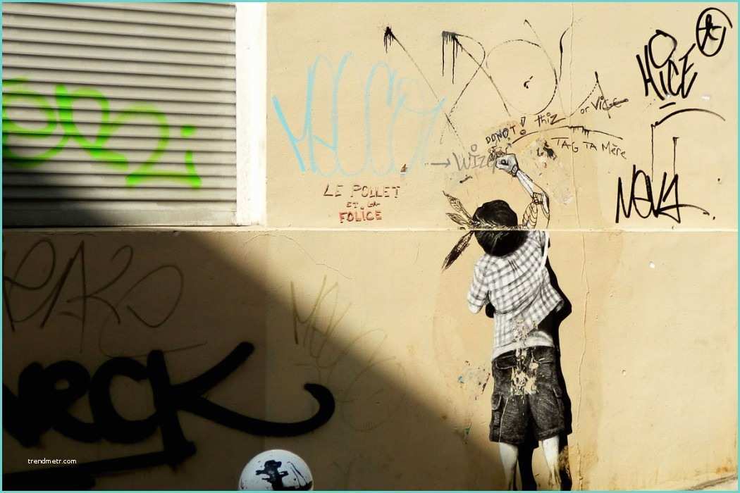 Dessin Sur Les Murs Gamin De Rue Graffiti Et Dessin à Montmartre