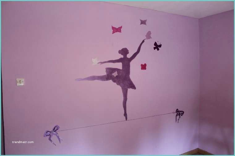 Dessin Sur Mur De Chambre De Fille Peinture Sur Le Mur De La Chambre D Une Petite Fille Lilyart