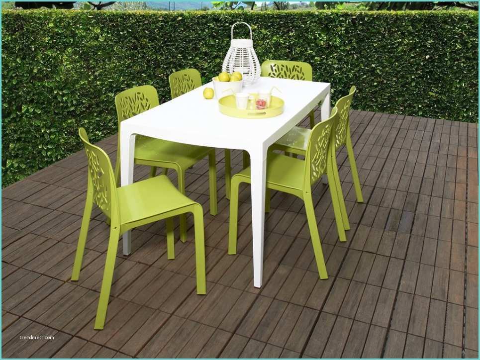 ensemble table et chaise de jardin en plastique