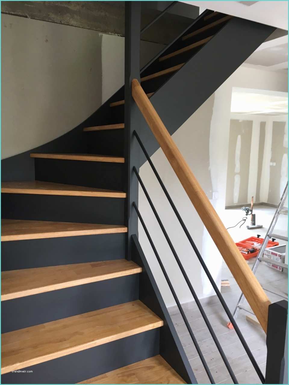 Escaliers Peints En Gris Escalier Personnalisé Peint Au Style Contemporain Indiustriel