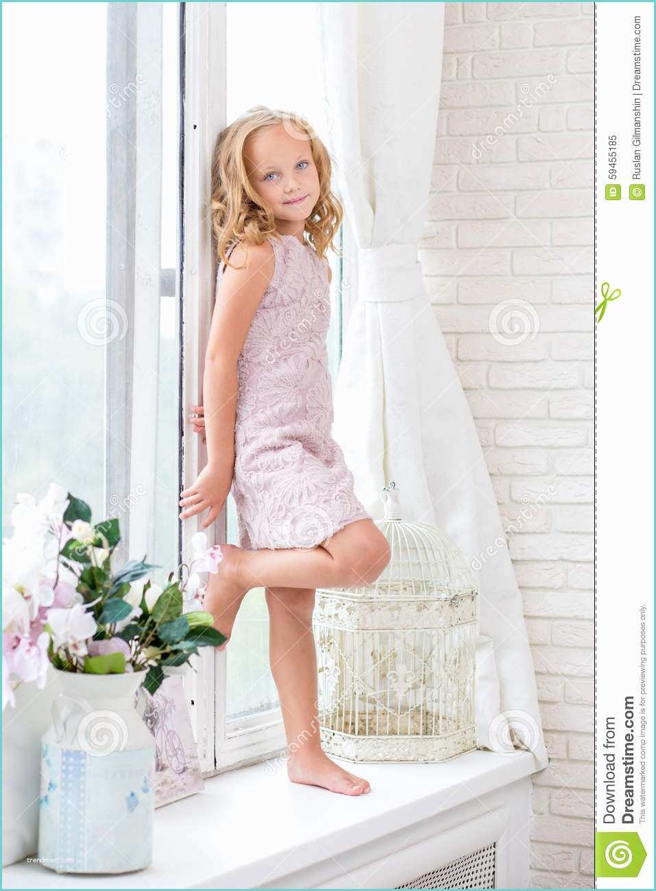 Fille Dans Sa Chambre Petite Fille Adorable Dans Sa Chambre Image Stock Image