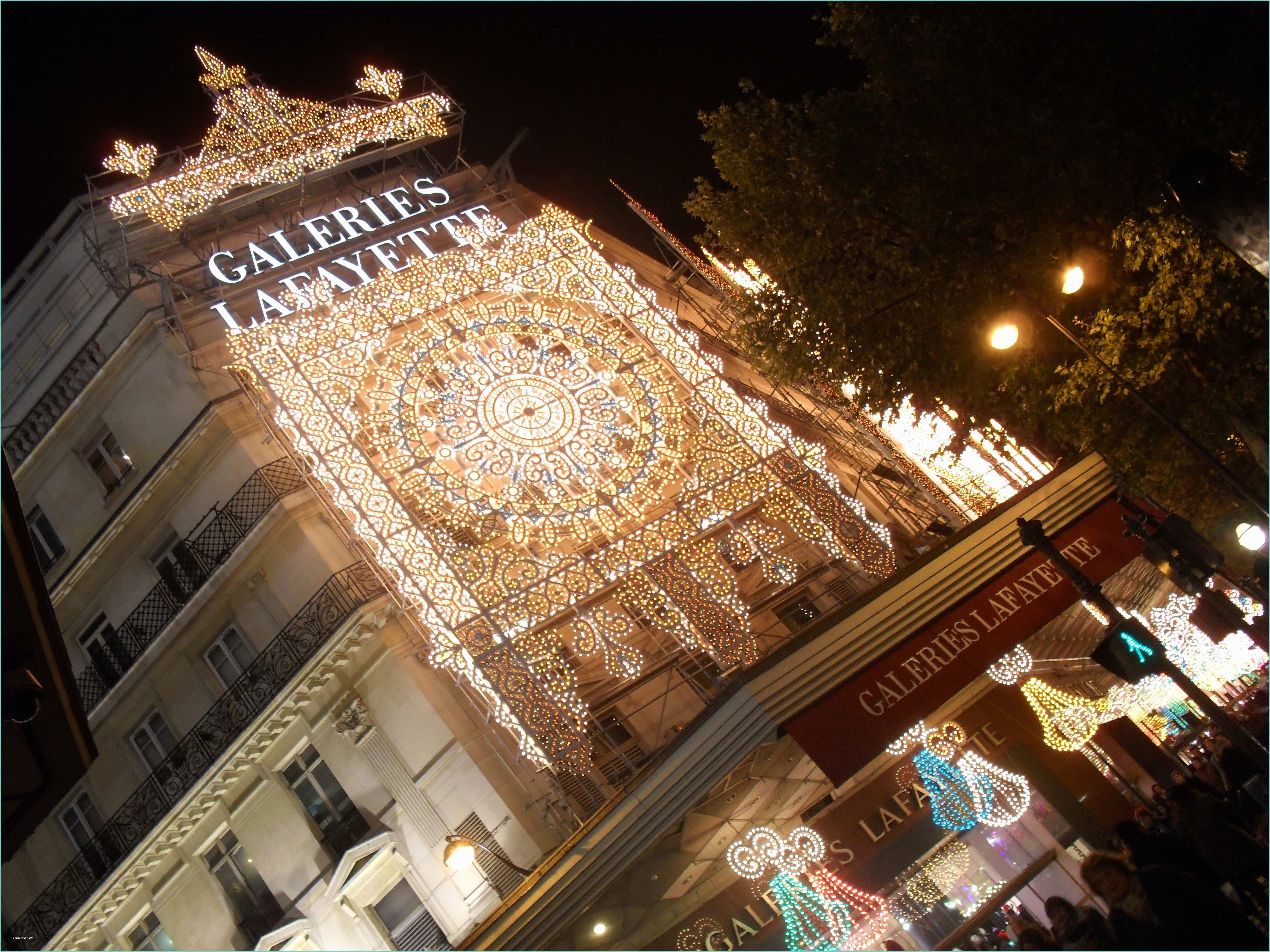 Galeries Lafayette Draps Christmas is Ing