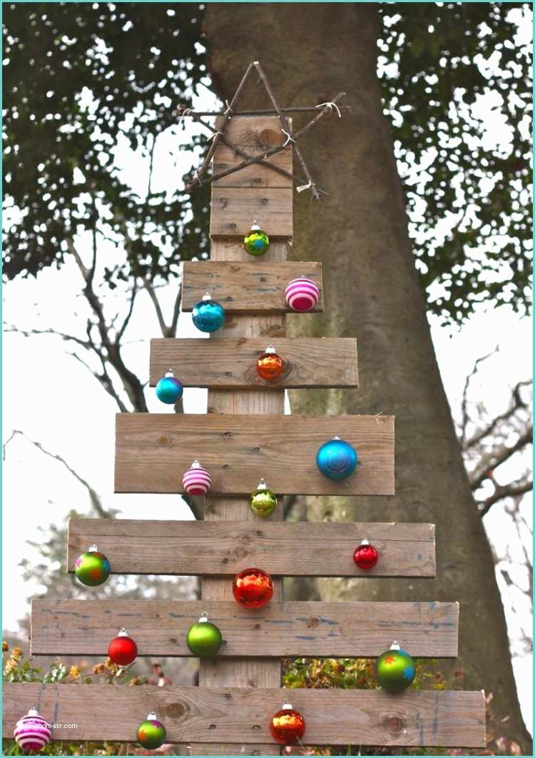 Idee Decoration Noel Exterieur Décoration De Noël Extérieur – Boules De Noël Dans Le Jardin