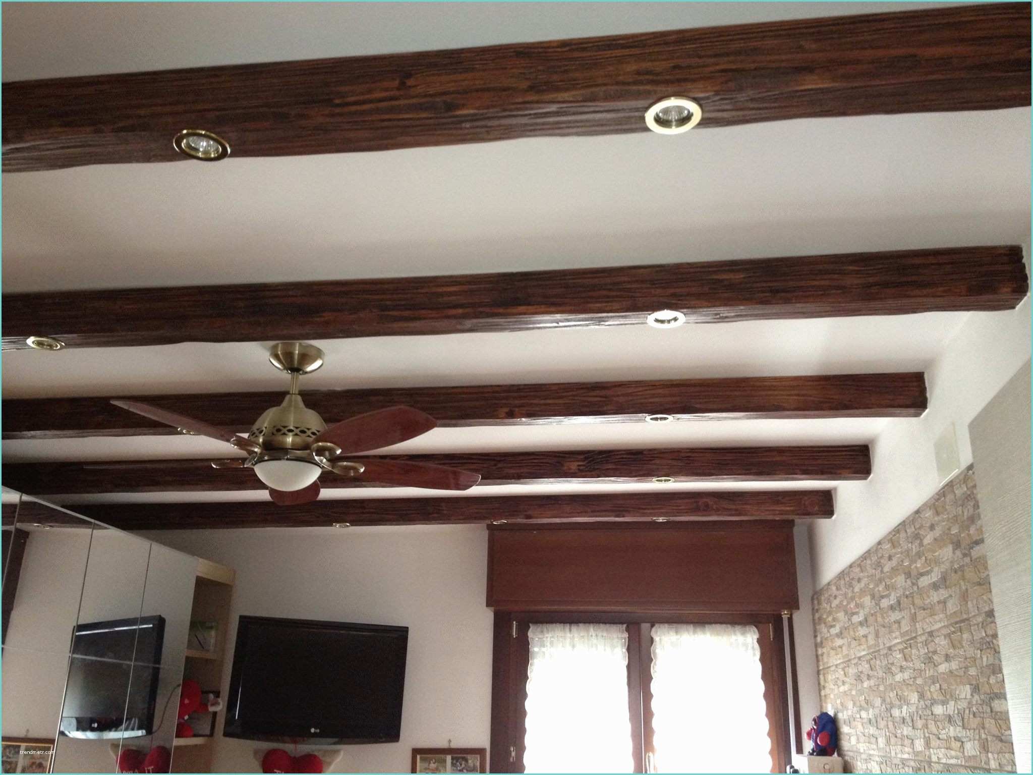 Illuminare soffitto Travi A Vista Travi In Legno Con Faretti – Pannelli Termoisolanti