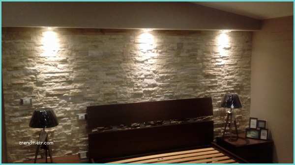 Illuminazione Muro In Pietra Esterno Foto Parete In Pietra Naturale Con Effetto Cascata Luce