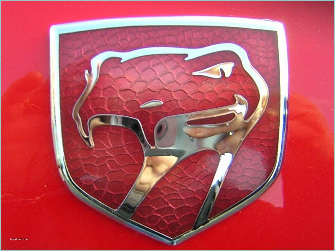 Logo Rouge Avec Un B Et Une Couronne Voitures Anciennes Et Modernes Logos Des Marques