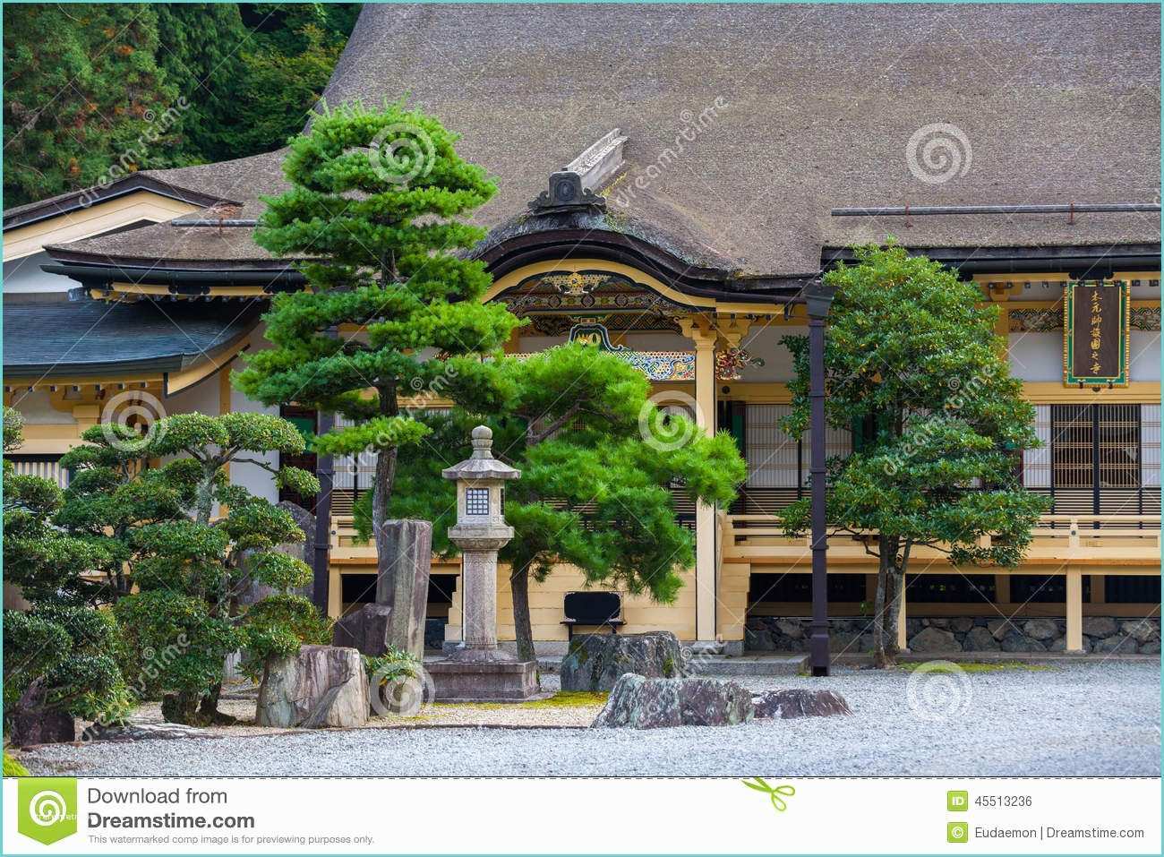 Maison Japonaise Traditionnelle Exterieur Maison Japonaise Traditionnelle Avec Le Jardin Stock