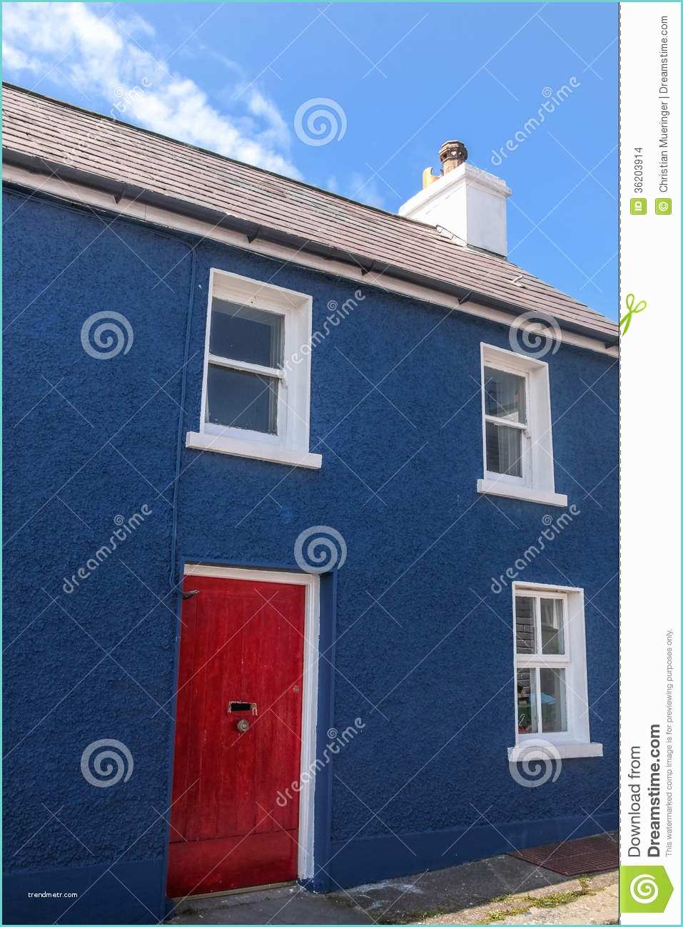 Maison Stock Images Maison Peinte Par Bleu Avec Une Porte Rouge Stock