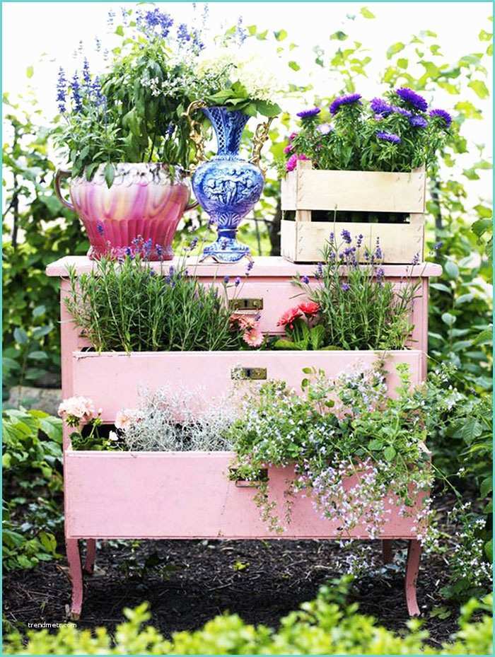 Miroir Dans Le Jardin Idee 27 Idées Pour Recycler De Vieux Meubles Dans Le Jardin