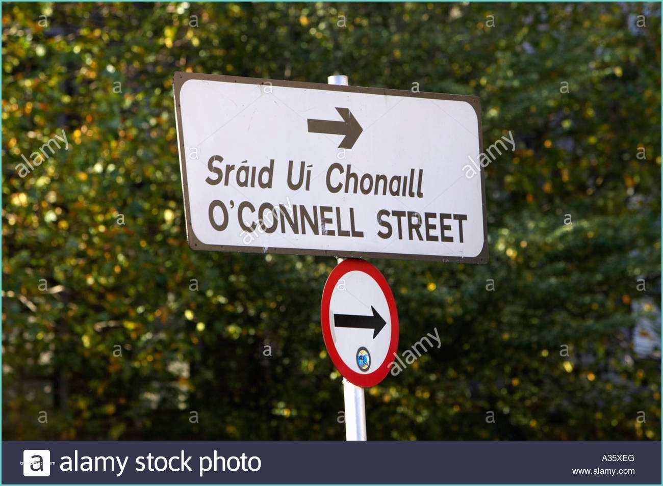 Panneau De Signalisation En Anglais Gaelic Road Signs S & Gaelic Road Signs Alamy