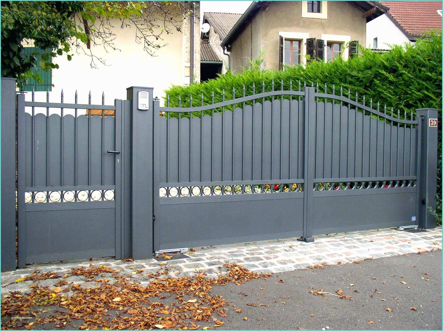 Забор и ворота для частного дома фото. Красивый забор. Красивый забор с воротами. Калитка для забора. Красивый металлический забор.