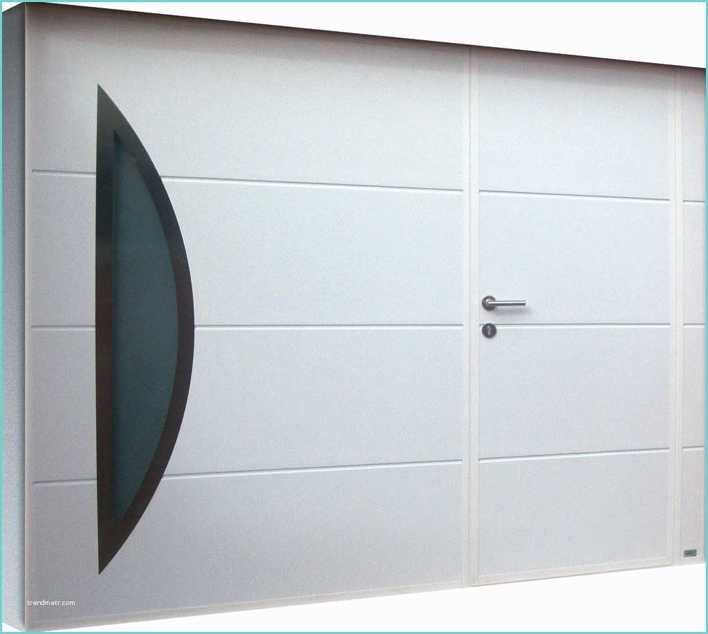 porte de garage basculante avec portillon isolee