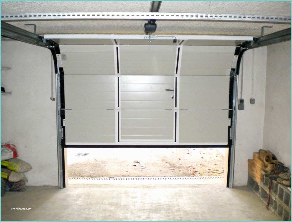 Porte Garage Sectionnelle Avec Portillon Porte De Garage Coulissante Dauphine Stores Et Fermetures
