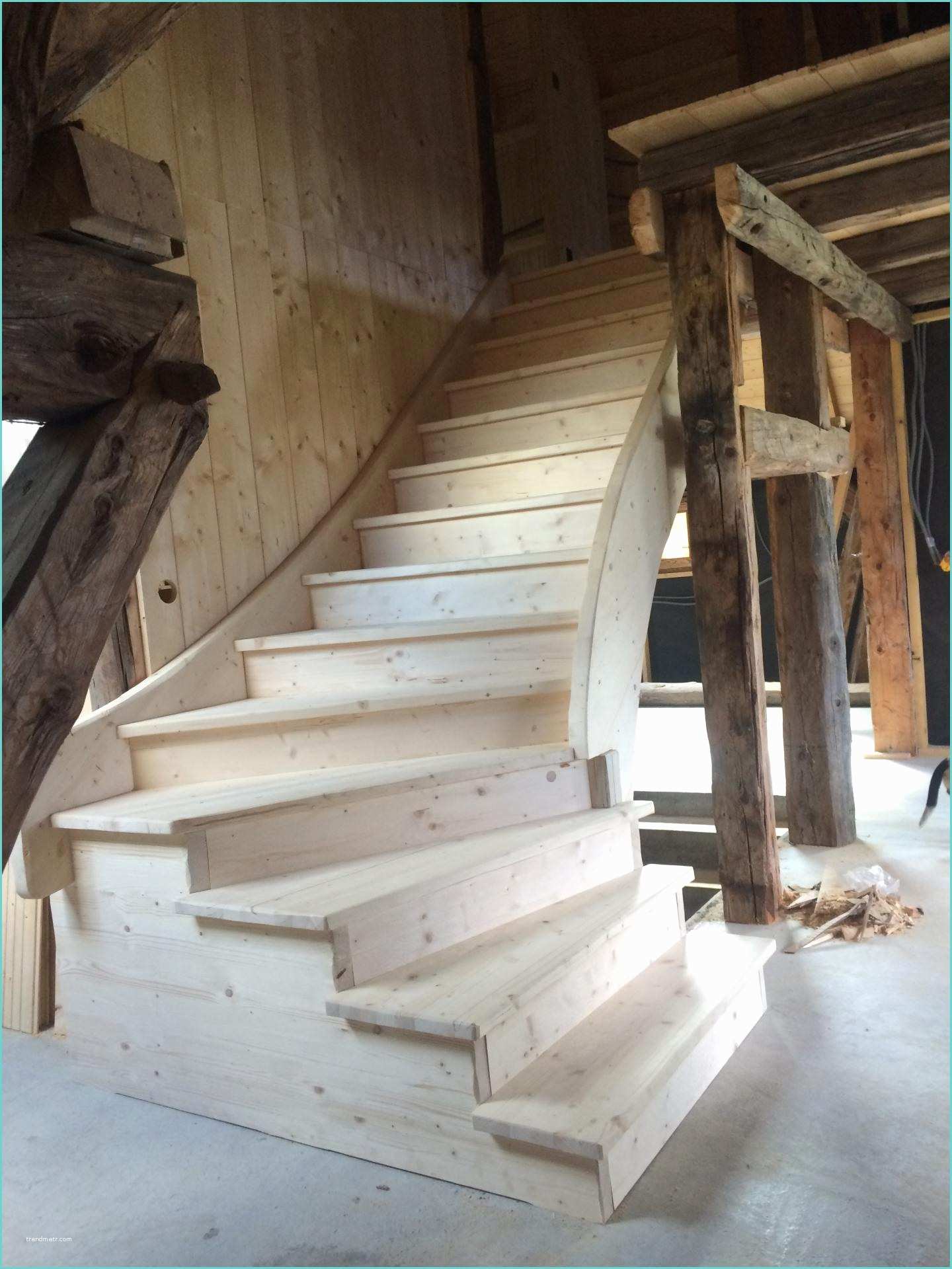 Relooker Un Escalier Rustique Escalier Rustique Escalier Logs De Bois Escalier