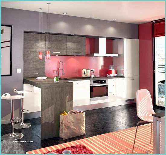 une cuisine moderne bien agencee en blanc gris et rouge