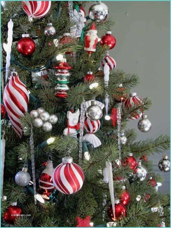 Sapin Rouge Et Blanc Des ornements Noël Pour Votre Sapin Des Plus Classiques à