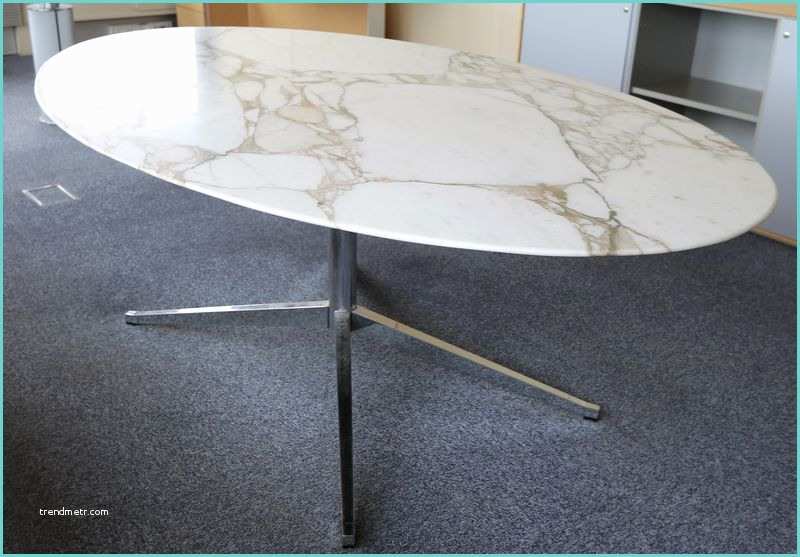 table a plateau ovale en marbre de couleur blanc veine gris reposant sur un pietement etoile en met
