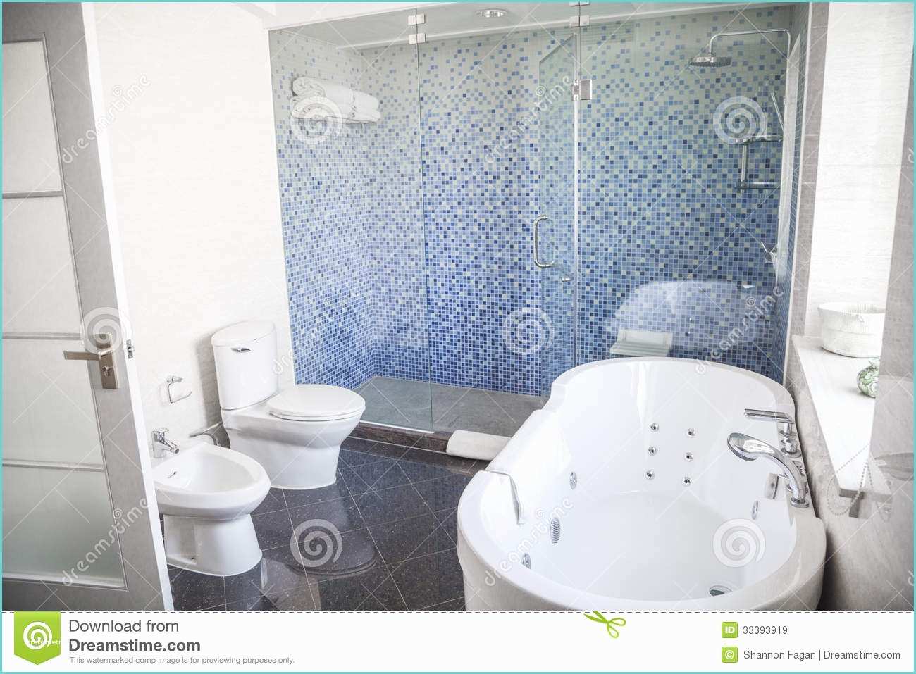 Toilette Et Douche Moderne Moderne Propre Salle De Bains Avec La toilette évier
