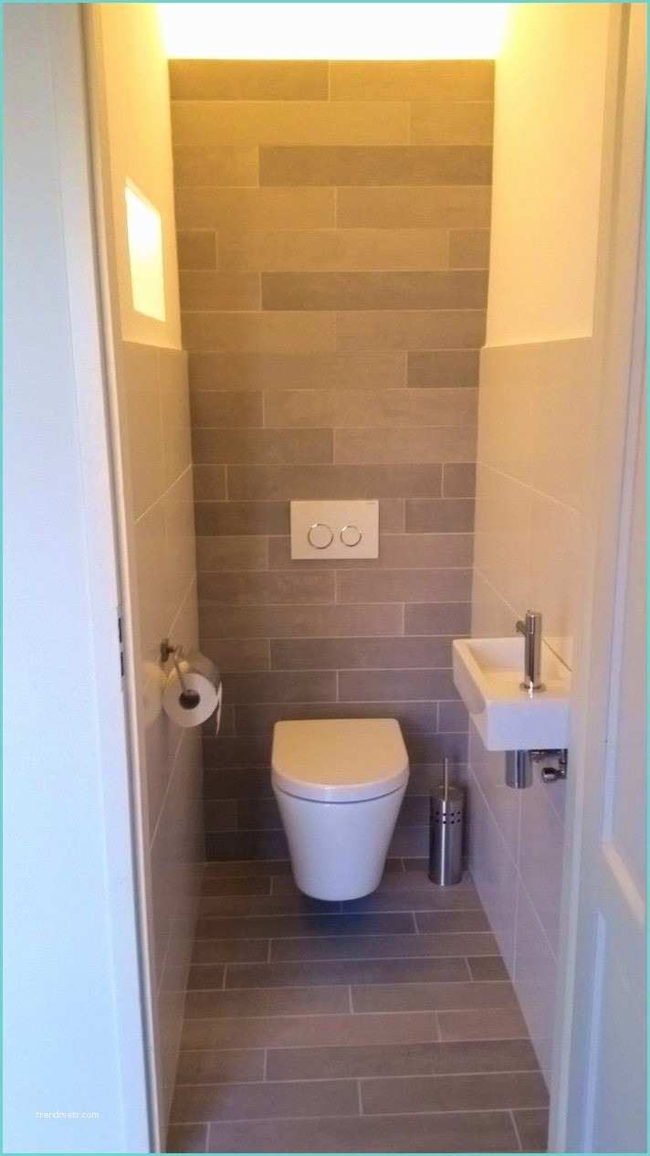 Toilette Gris Et Blanc toilette Gris Et Blanc Une Salle De Bain Carrelage Mural