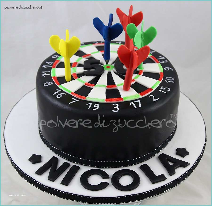 Torte Di Compleanno Cake Design torta Tabellone E Freccette In Pasta Di Zucchero Per Un 50